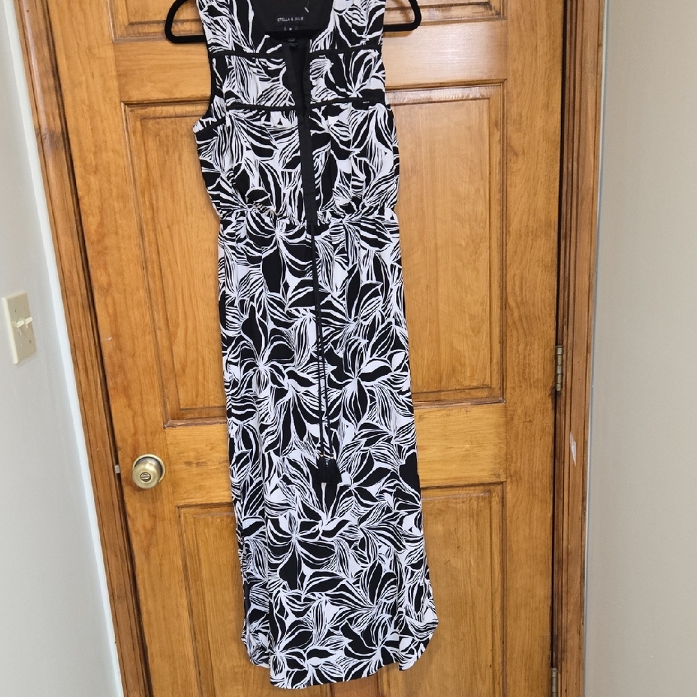 Stella & Julie Black and White Floral Maxi Dress